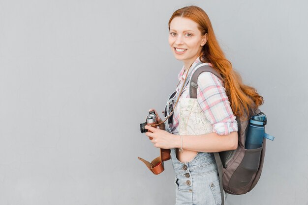 Viaggiatore con macchina fotografica e zaino