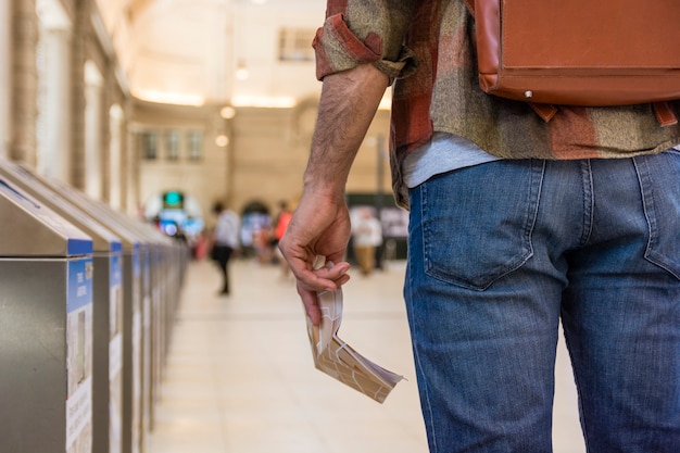 Viaggiatore del primo piano alla metropolitana