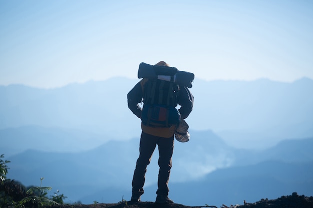 Viaggiatore dell&#39;uomo con il concetto di stile di vita di viaggio di alpinismo dello zaino