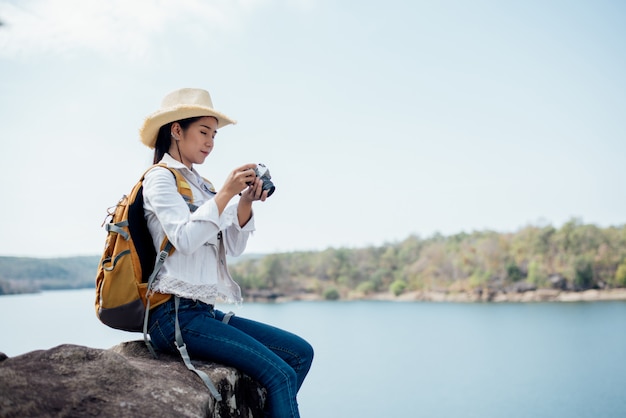 Viaggiatore della bella donna che fotografa le tempie