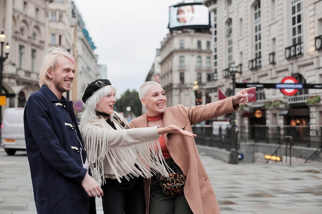 Viaggiatore della città di Londra con vibrazioni autunnali