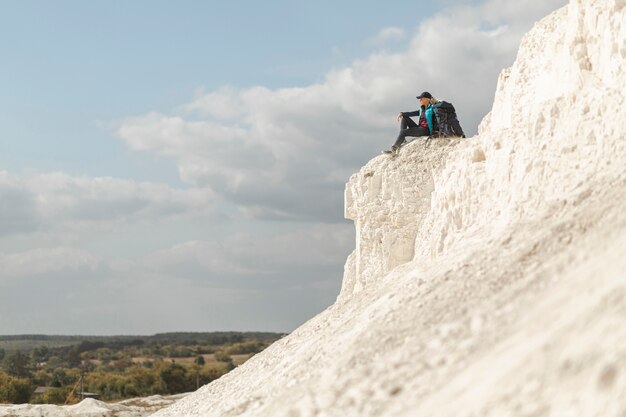 Viaggiatore della possibilità remota che si siede sulla montagna