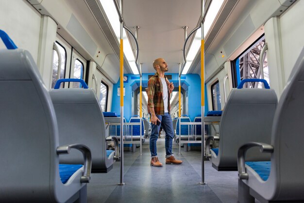 Viaggiatore di angolo basso in metropolitana