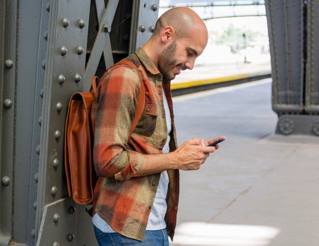 Viaggiatore di smiley tramite cellulare