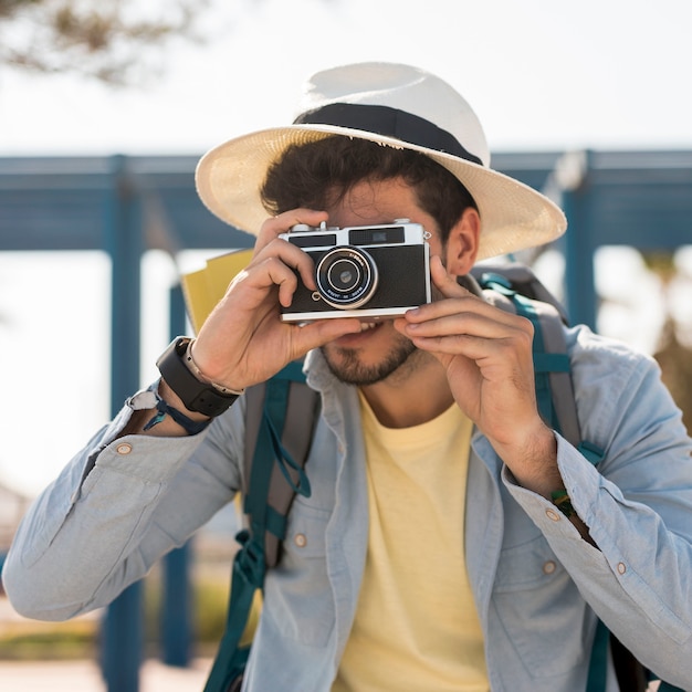 Viaggiatore di vista frontale scattare foto