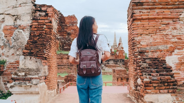Viaggiatore donna asiatica che trascorre un viaggio di vacanza ad Ayutthaya, Thailandia