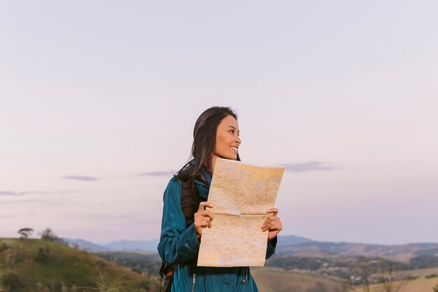 Viaggiatore femminile guardando verso la sua destinazione