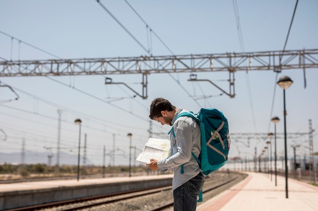 Viaggiatore in cerca di una mappa sulla stazione platfom