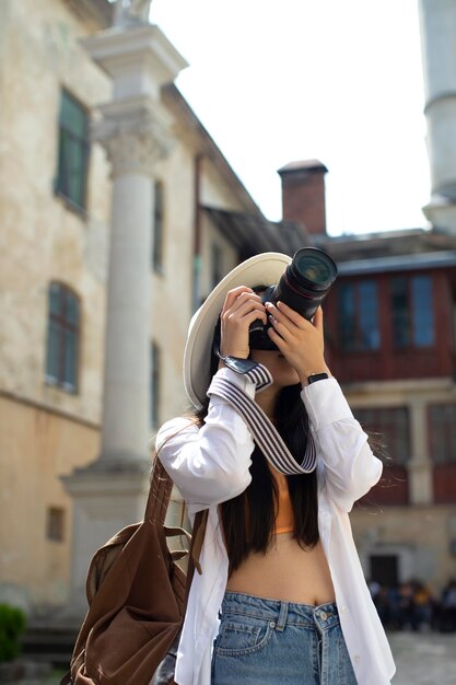 Viaggiatore locale femminile con una macchina fotografica