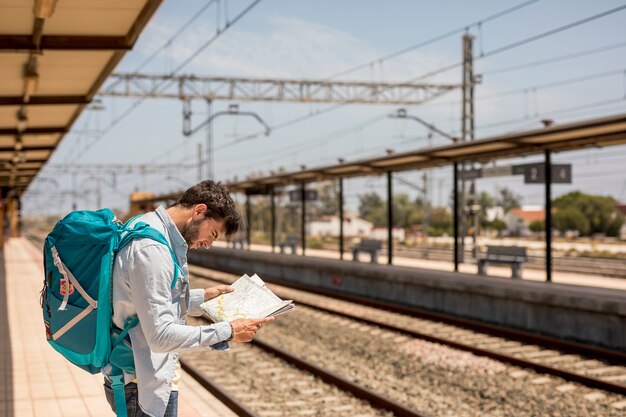 Viaggiatore obliquo che osserva su una mappa