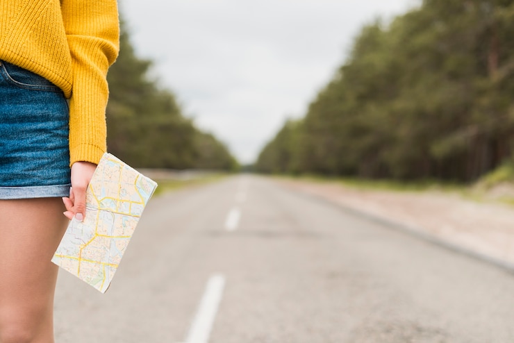 Foto gratuito viaggiatore singolo sulla strada con sfondo sfocato