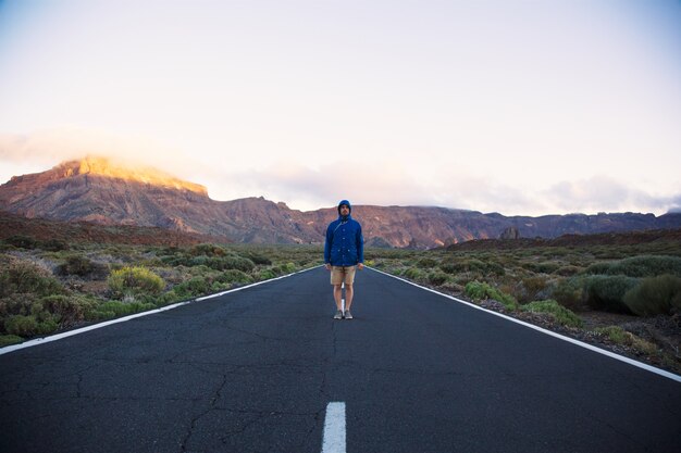 Viaggiatore solitario su strada