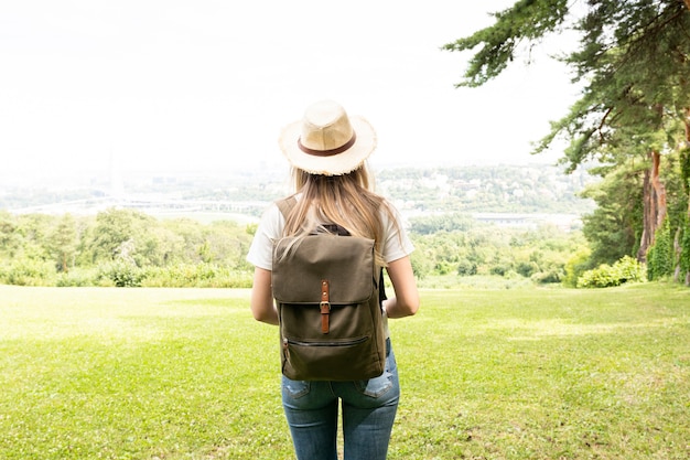 Viaggiatore solo sparato da dietro