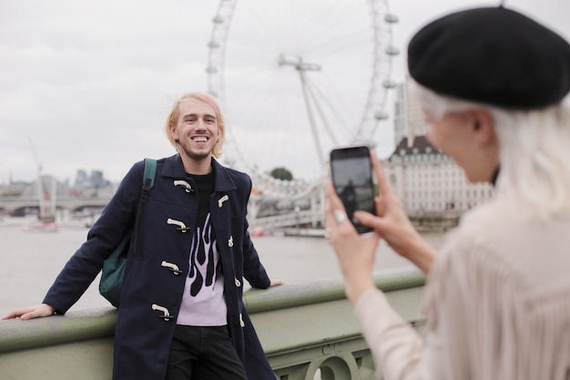 Viaggiatori della città di Londra con vibrazioni autunnali