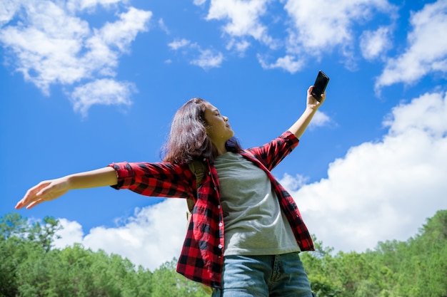 Viaggiatori, giovani donne, ammirano le meravigliose montagne e foreste, idee di viaggio per la voglia di viaggiare, spazio per i messaggi, grandi momenti dell'atmosfera.