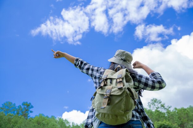 Viaggiatori, giovani donne, guardano le meravigliose montagne e foreste, idee di viaggio per la voglia di viaggiare,