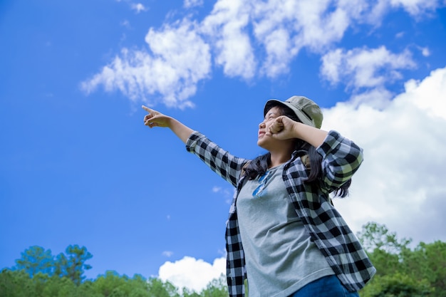 Viaggiatori, giovani donne, guardano le meravigliose montagne e foreste, idee di viaggio per la voglia di viaggiare,