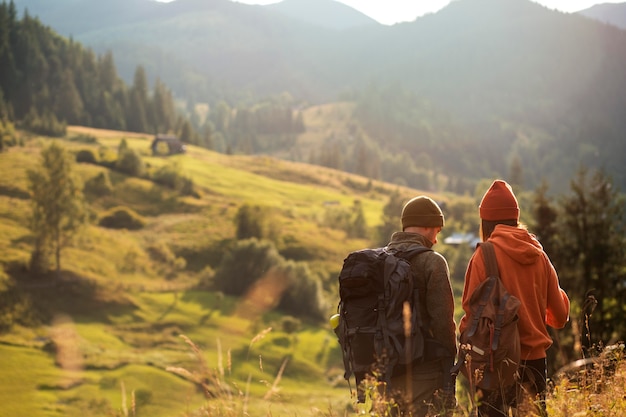 Viaggiatori rurali che esplorano insieme i dintorni