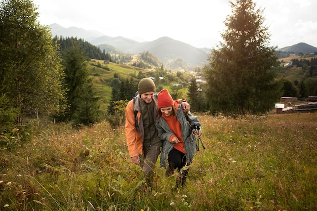 Viaggiatori rurali che esplorano insieme i dintorni