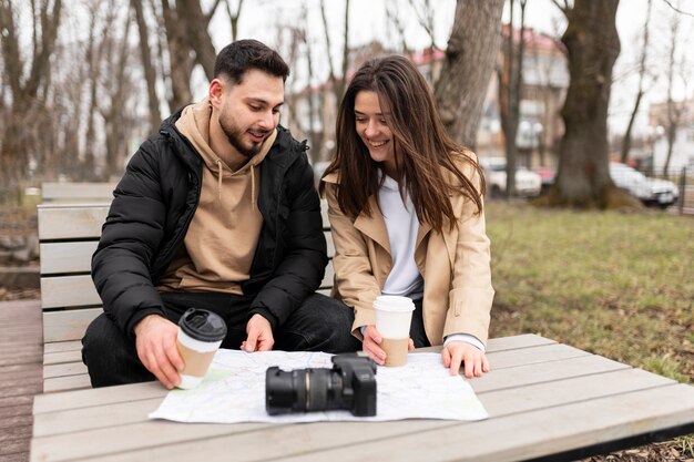 Viaggiatori smiley colpo medio con tazze di caffè