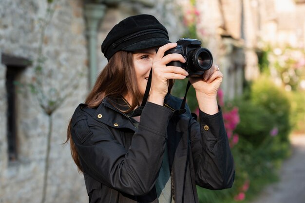 Viaggiatrice che utilizza una fotocamera professionale per nuovi ricordi