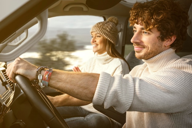 Viaggio su strada di donna e uomo a tiro medio