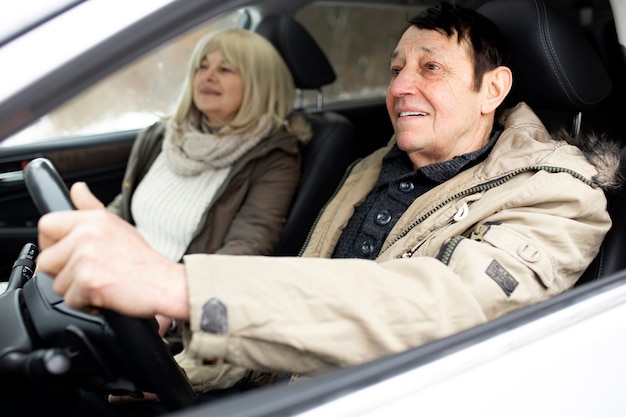 Viaggio su strada di persone anziane di tiro medio