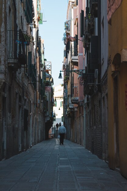 Vicolo stretto nel mezzo degli edifici a Venezia Italia