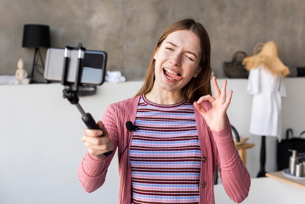 Videoblogger che registra da casa