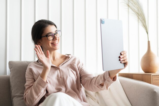 Videochiamata donna felice su un tablet nella nuova normalità