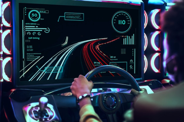 Videogioco di corse automobilistiche in una sala giochi