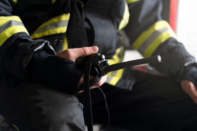 Vigile del fuoco con tuta di sicurezza alla stazione