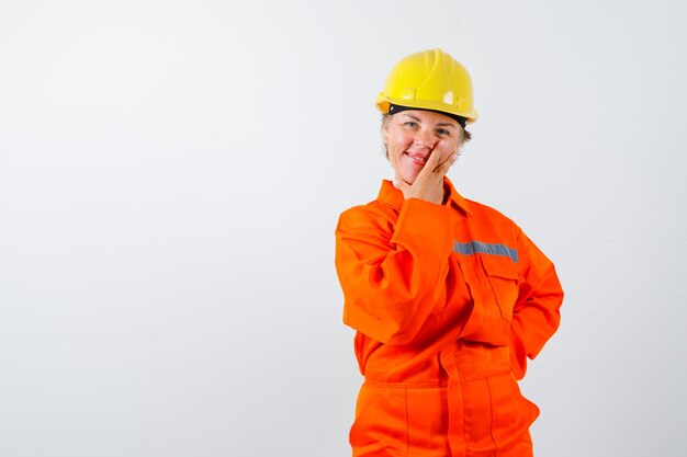 Vigile del fuoco nella sua uniforme con un casco di sicurezza