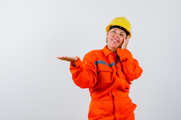 Vigile del fuoco nella sua uniforme con un casco di sicurezza