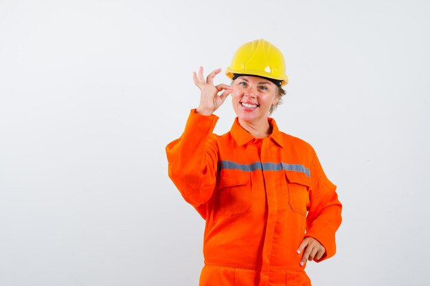 Vigile del fuoco nella sua uniforme con un casco di sicurezza