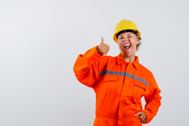 Vigile del fuoco nella sua uniforme con un casco di sicurezza