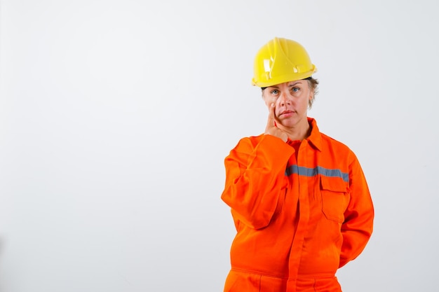 Vigile del fuoco nella sua uniforme con un casco di sicurezza