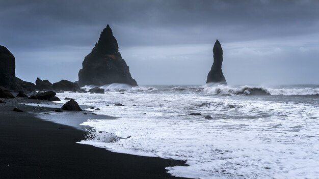 Vik e colonne di basalto, spiaggia di sabbia nera in Islanda.