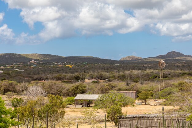 Villaggio circondato da uno scenario verde sotto il cielo nuvoloso nel Bonaire, Caraibi