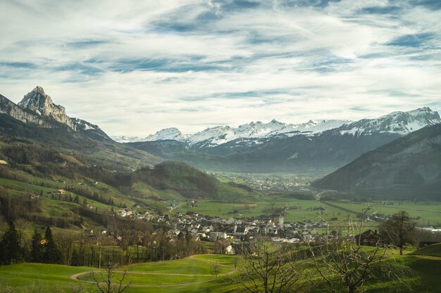 Villaggio in una bellissima valle con montagne innevate