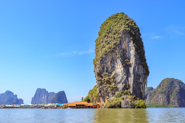 Villaggio musulmano all'isola di Ko Panyi nella baia di PhangNga vicino a Phuket Thailandia