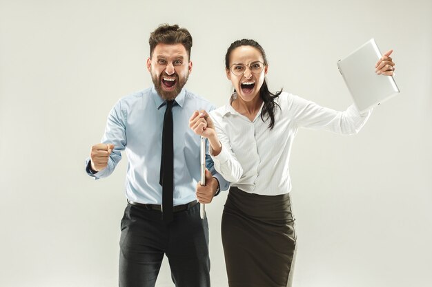 Vincere successo donna e uomo felice estatico celebrando essere un vincitore.