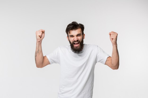 Vincere successo uomo felice estatico celebrando essere un vincitore.