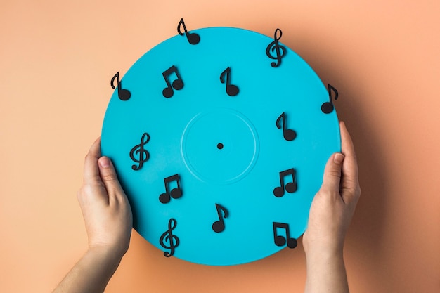 Vinile blu vista dall'alto con note musicali