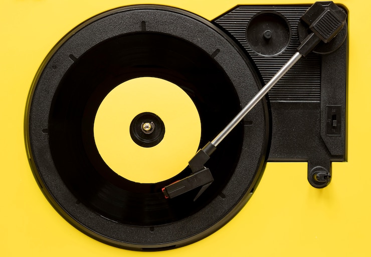 Foto gratuito vinile vista dall'alto su sfondo giallo