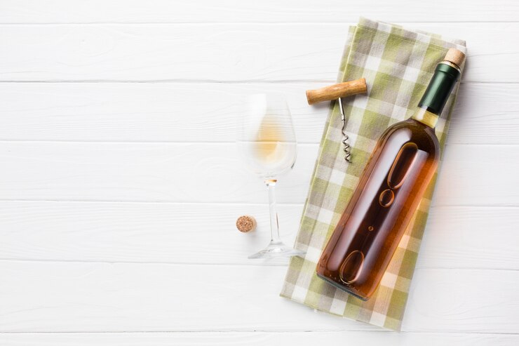 Foto gratuito vino bianco con sfondo spazio copia