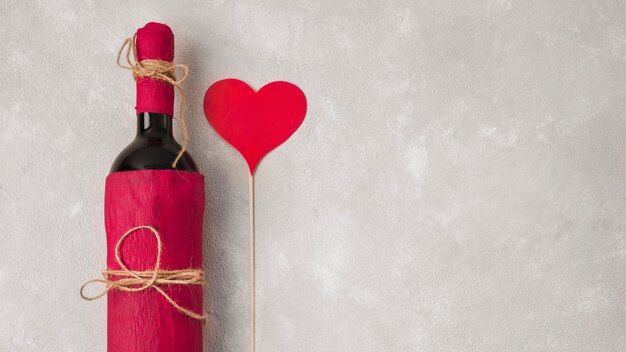 Vino con il segno del cuore e lo spazio della copia