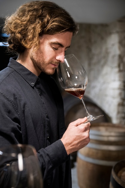 Vino dall'odore dell'uomo del tiro medio