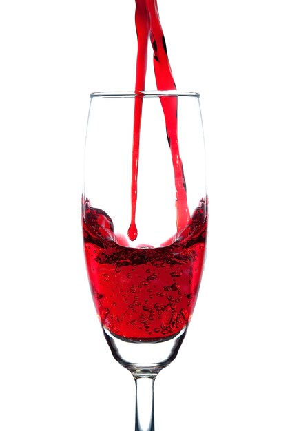 vino rosso a due versando in un bicchiere di champagne