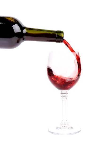 Vino rosso che versa nel bicchiere di vino